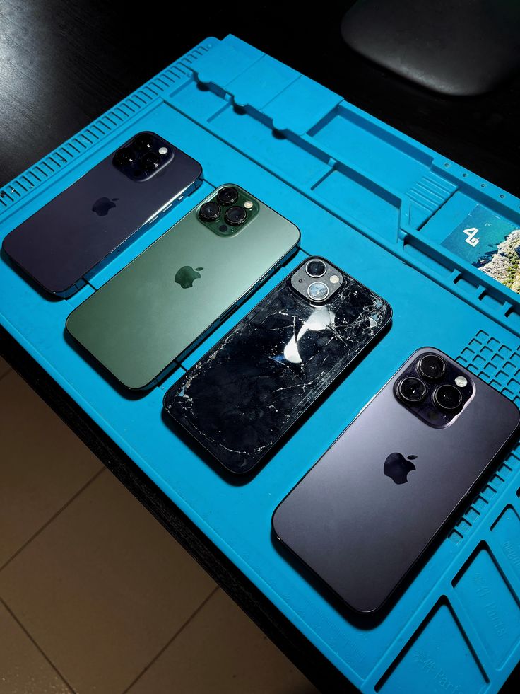 Vários iPhones, um com a tela quebrada e os demais recuperados