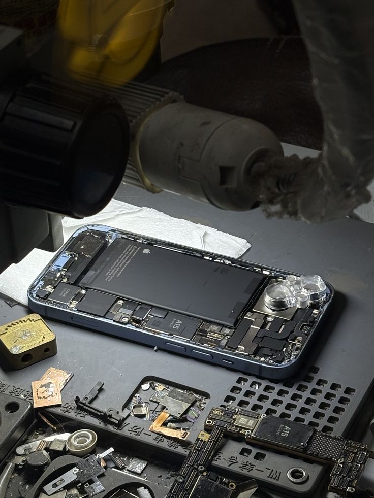 iPhone desmontado durante manutenção